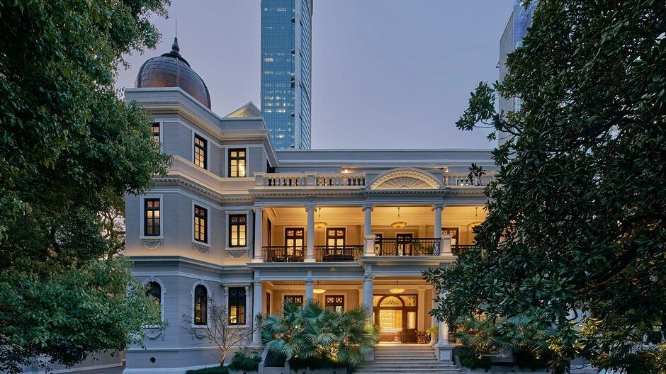 Prada-Restaurant-wong-kar-wai-mi-shang (4) Exterior view of Mi Shang Prada Rong Zhai, a 1918 heritage mansion in Shanghai meticulously restored by Prada and transformed into a cinematic dining space through a collaboration with director Wong Kar Wai, blending Eastern and Western design elements.