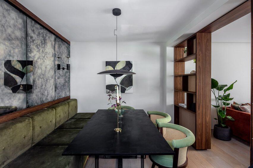 Residential – London, UK – Echlin Williams – George dining chair Dining room in a London residential project featuring elegant banquette seating along one wall, paired with George chairs from Wood Tailors Club around a central dining table, blending bespoke craftsmanship with functional design.