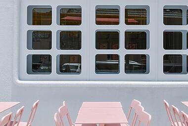 Masquespacio waffle house outside