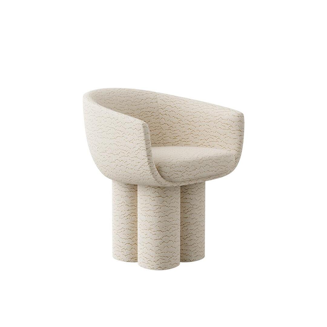 A three-quarter view of the Mae Dining Chair, fully upholstered in the light-colored Zimmer + Rohde - Mountain Lines - 11054981 fabric. The design features a voluminous, curved backrest and a thick, sculptural base, showcasing the delicate rhythmic line pattern of the textile.